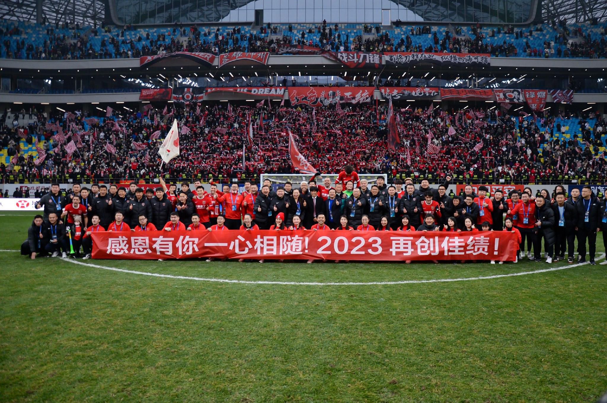 今日，电影《超能一家人》曝光了一款先导海报，宣布将于2021年上映